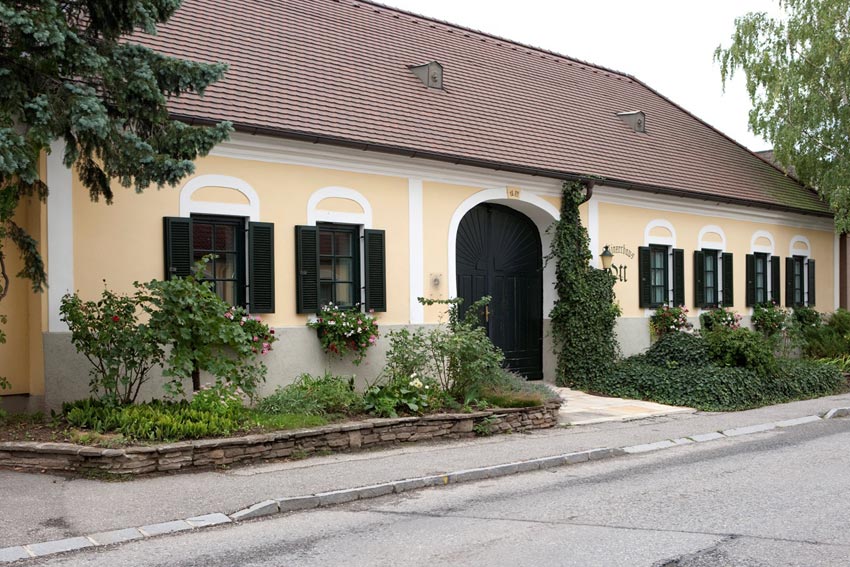 Weingut Bernhard Ott von außen - ein klassisches Haus im Stil der Region Wagram.