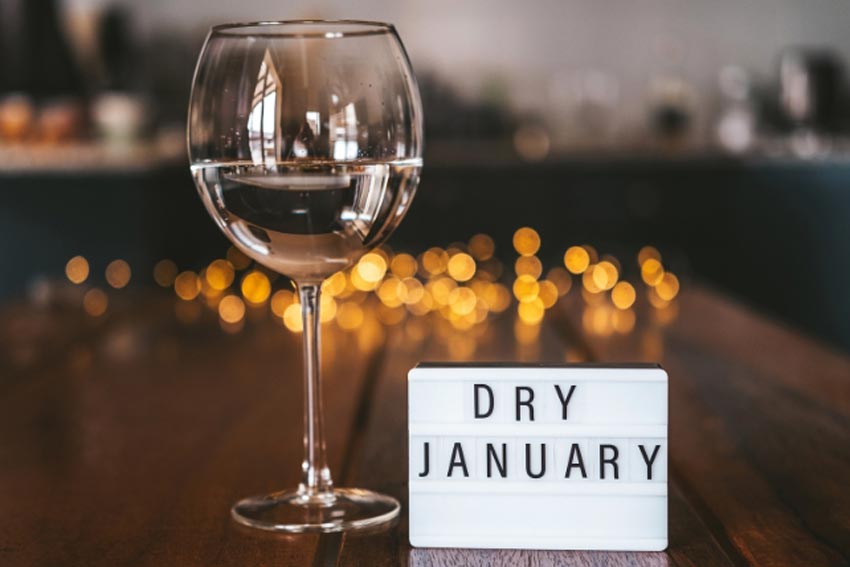 Glas Wein mit einem Schild mit der Aufschrift Dry January - trockener Januar.