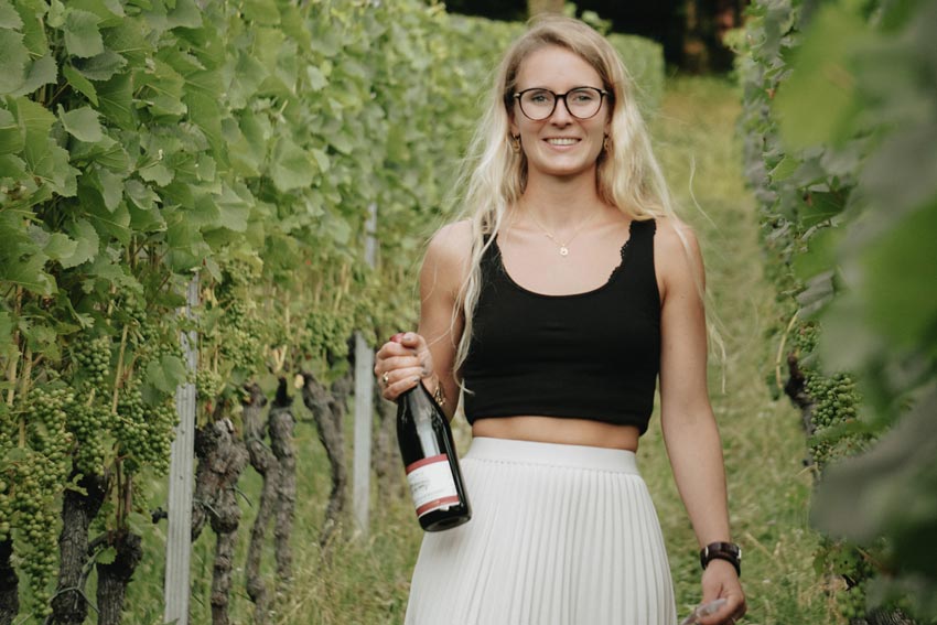 Winzerin Elisabeth Gottardi in ihrem Weingarten in Südtirol im Ort Mazzon